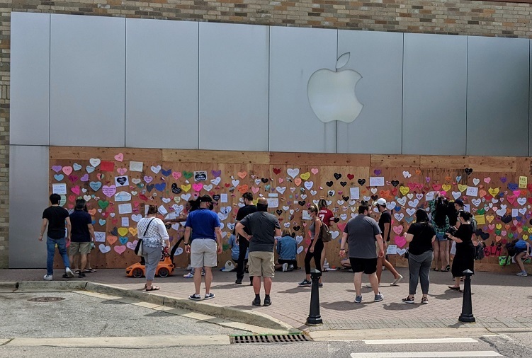 Mặt tiền Apple Store biến thành tác phẩm nghệ thuật chống phân biệt chủng tộc