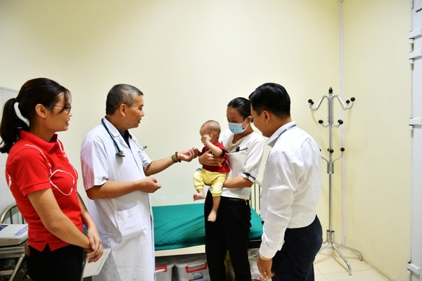 “Trái tim cho em” khám sàng lọc miễn phí cho gần 1.500 em nhỏ tại Hà Giang