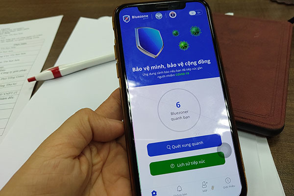 Người nhập cảnh vào Việt Nam phải khai báo y tế điện tử, cài đặt Bluezone