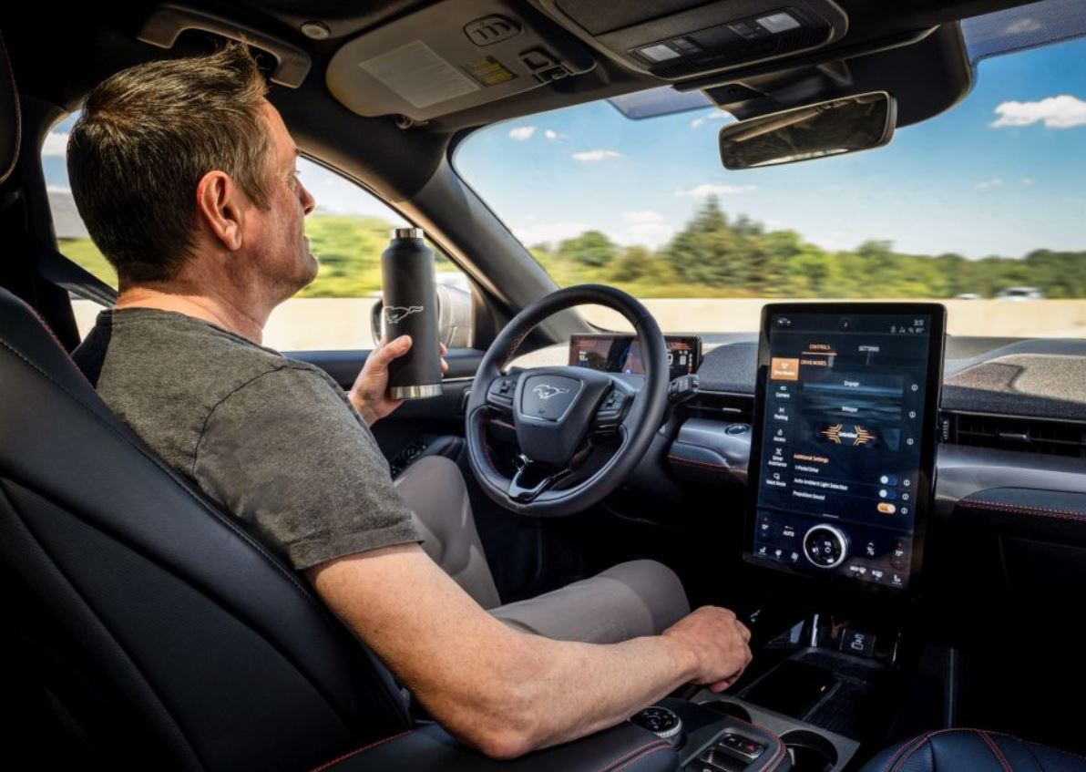 Công nghệ hỗ trợ người lái không thể thay thế tài xế