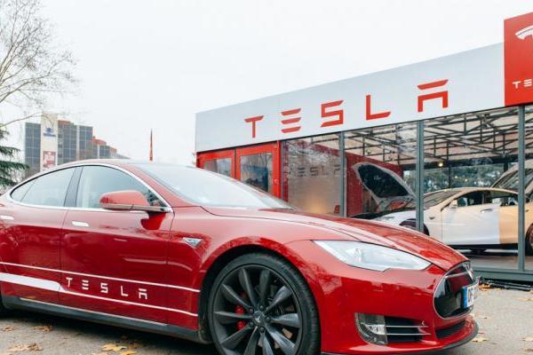 Giá trị thị trường của Tesla cao gấp đôi tổng giá trị các hãng ô tô và hàng không lớn của Mỹ