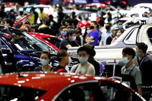 Thái Lan tặng tiền cho người dân mua xe mới