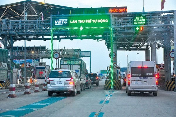 Dán thẻ thu phí tự động không dừng khi đăng kiểm ô tô