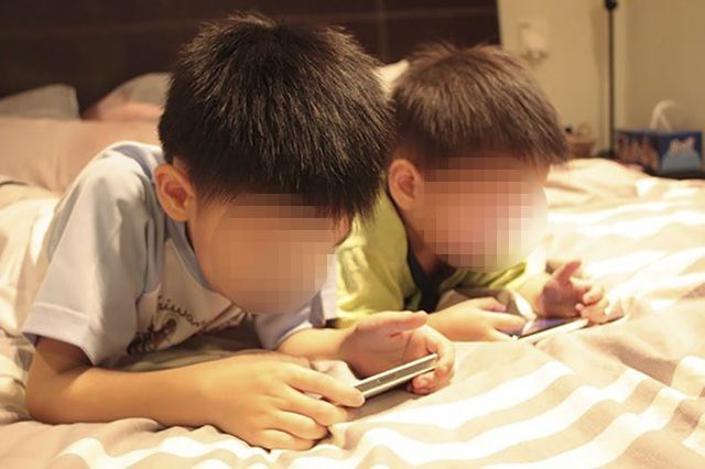 Trẻ con nghiện nghịch điện thoại, bố mẹ dù có giận đến đâu cũng đừng nói những lời này