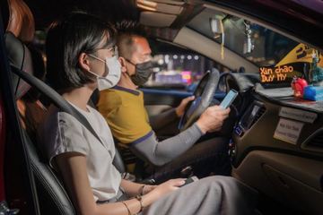 Hãng taxi công nghệ đầu tiên tại Việt Nam tuyên bố dùng hộp đèn điện tử