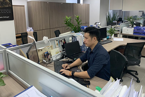 Người vui buồn với 