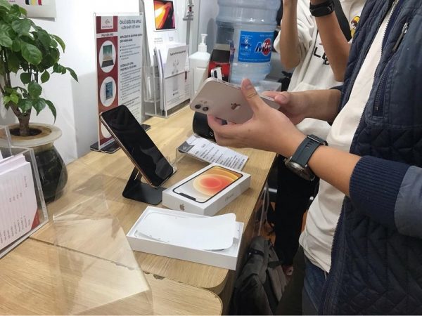 iPhone 12 đầu tiên có mặt tại Hà Nội