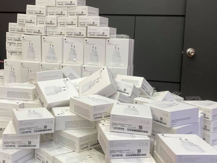 Cục sạc iPhone 12 bán chính thức tại Việt Nam dù máy chưa về