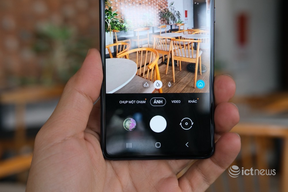Bạn muốn trải nghiệm cảm giác thú vị của một chiếc điện thoại Galaxy S20 FE? Hãy xem ngay hình ảnh để chứng kiến công nghệ hàng đầu với màn hình lớn và độ phân giải sắc nét. Máy ảnh đẳng cấp, thời lượng pin lâu và cảm giác cầm nắm thoải mái chắc chắn sẽ khiến bạn yêu thích sản phẩm này.