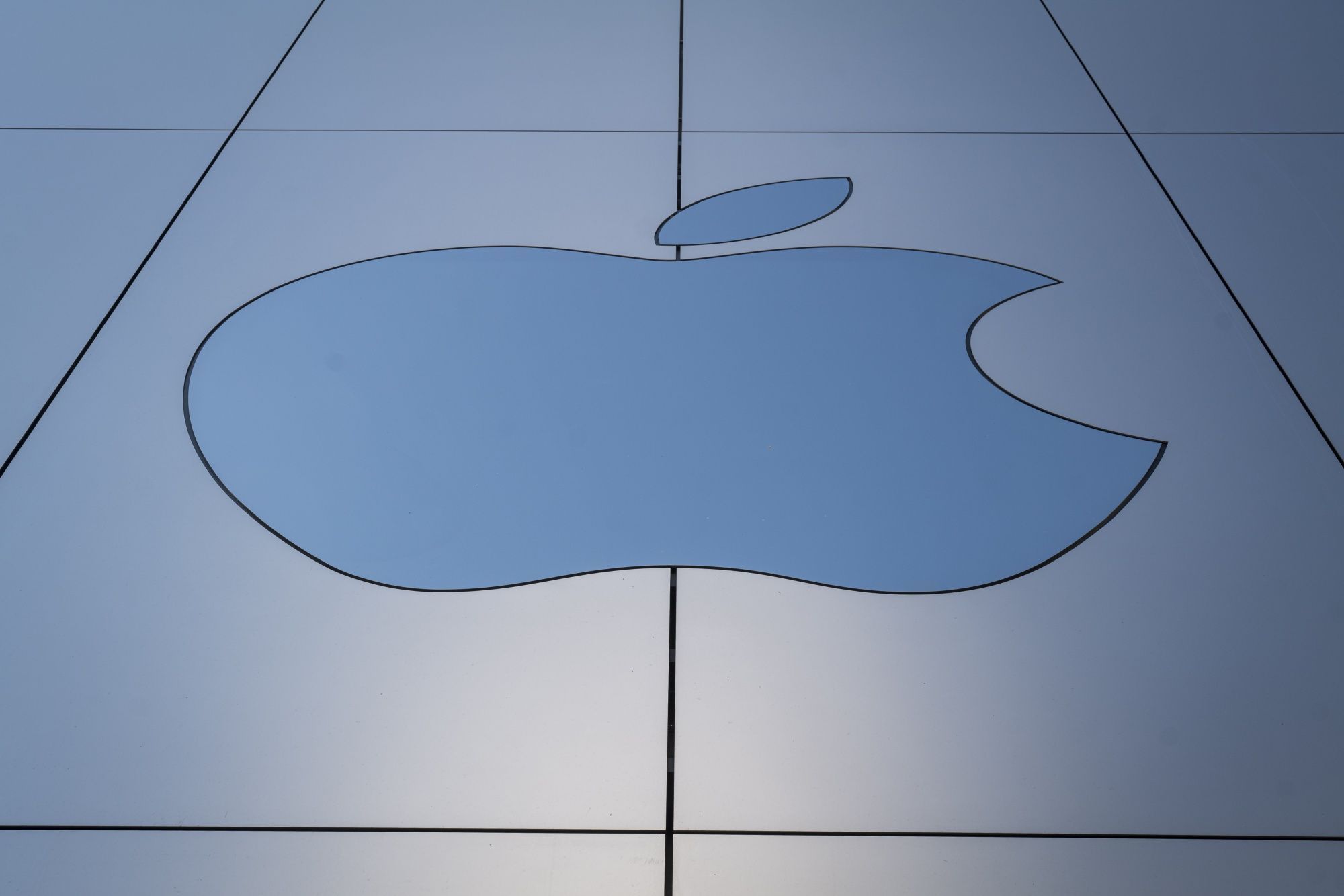 Apple quản chế đối tác thuê sinh viên sản xuất iPhone