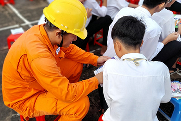 Phú Tân: Tuyên truyền tiết kiệm điện cho hơn 1.600 học sinh