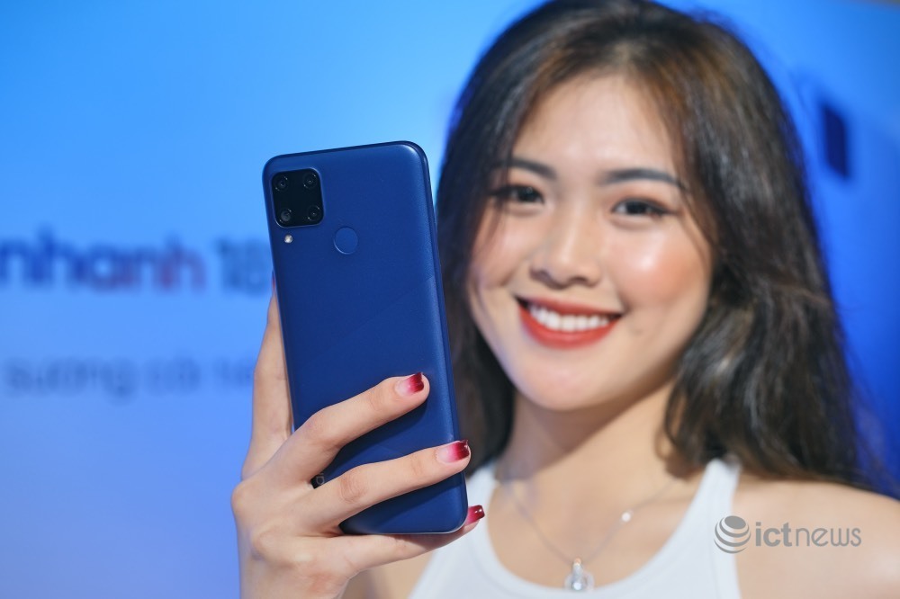 Smartphone pin trâu, giá 4,15 triệu tại Việt Nam