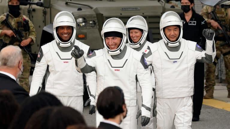 Sứ mệnh lịch sử đưa phi hành gia lên trạm không gian của SpaceX bắt đầu