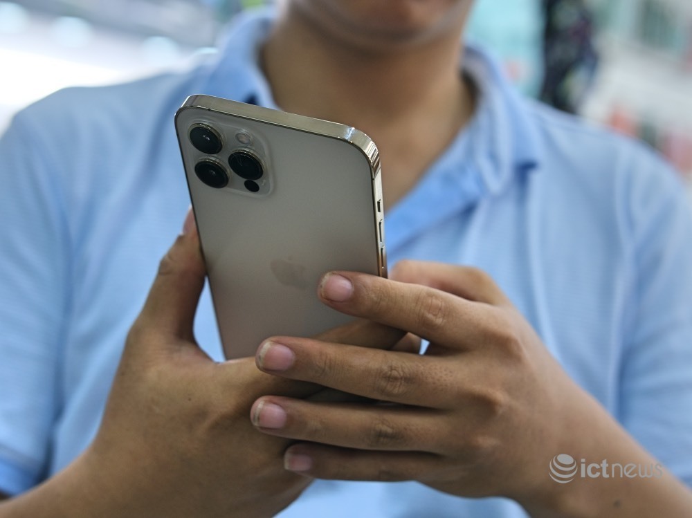 Giá iPhone 12 Pro Max giảm mạnh, phiên bản 2 SIM vẫn cao