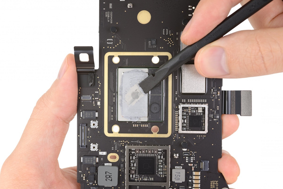 Bên trong máy MacBook mới chip M1 có gì?