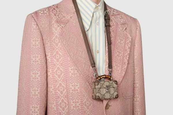 Gucci ra mắt bộ đôi bao da cho AirPods Pro với giá hàng chục triệu đồng