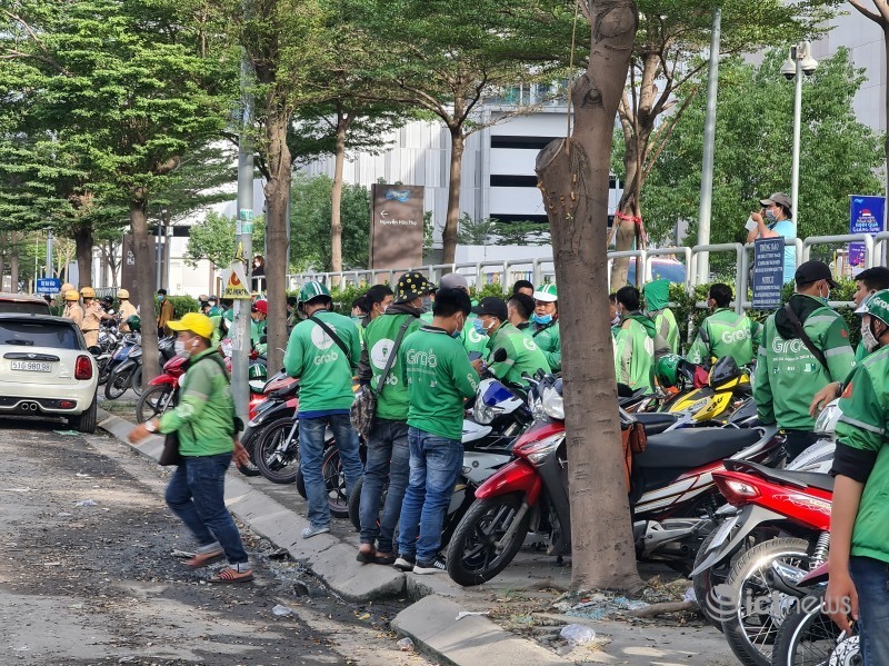 Tài xế tiếp tục kéo đến trụ sở Grab phản đối chính sách thu nhập