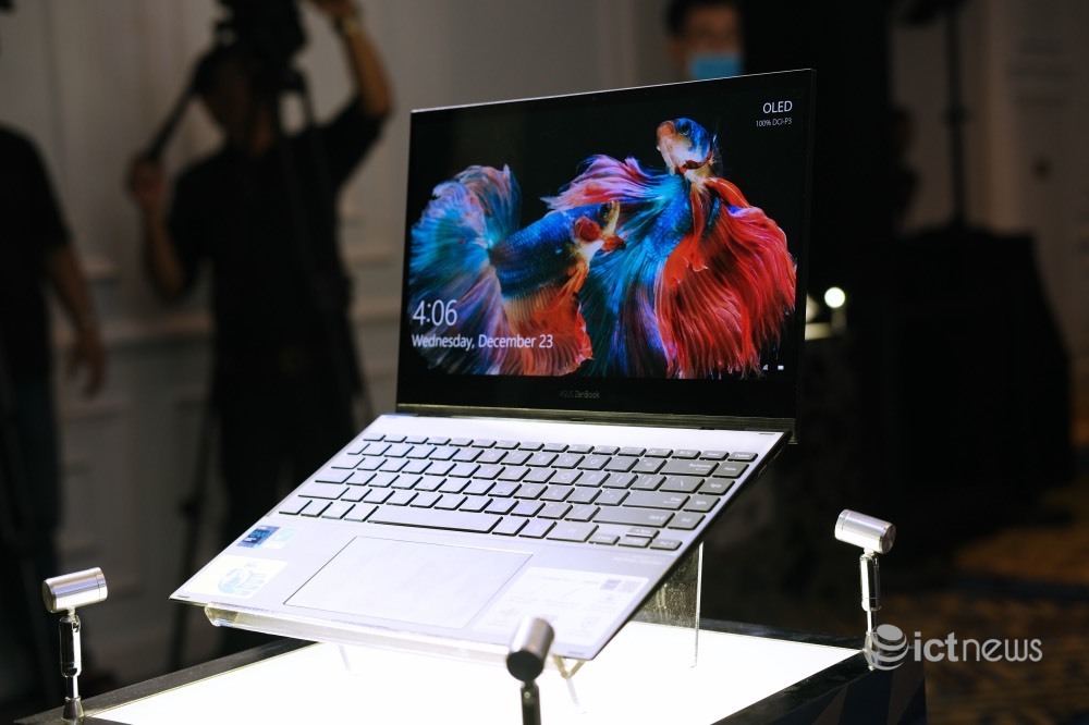 Asus giới thiệu laptop gập xoay, màn hình OLED