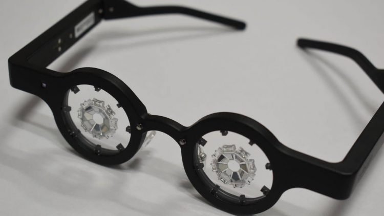 Kính thông minh đeo một giờ mỗi ngày có thể chữa được cận thị