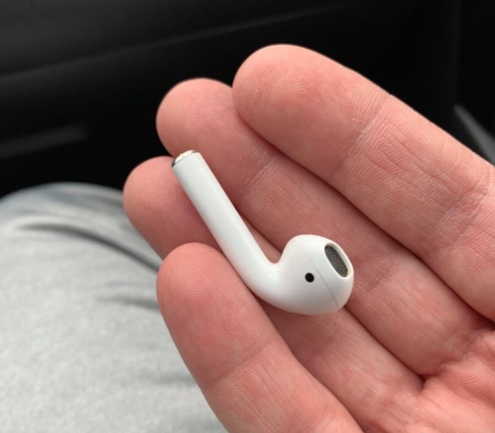 Người đàn ông ở Mỹ nuốt AirPods khi ngủ