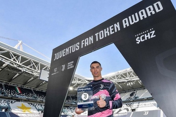 Siêu sao Cristiano Ronaldo, cầu thủ đầu tiên được tặng tiền mã hóa