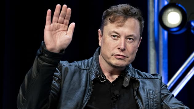 Elon Musk phải xóa tweet từ 3 năm trước