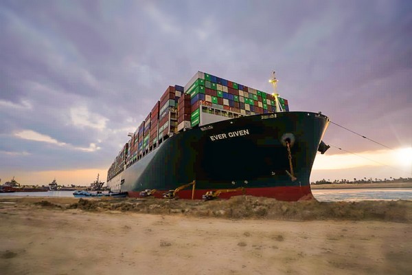 Ngập tràn ảnh chế siêu tàu Ever Given mắc kẹt trên kênh đào Suez