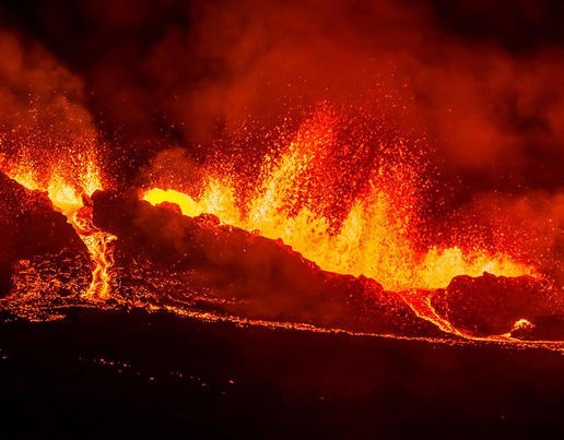 Quay cảnh phun trào núi lửa, chiếc drone suýt bị tan chảy