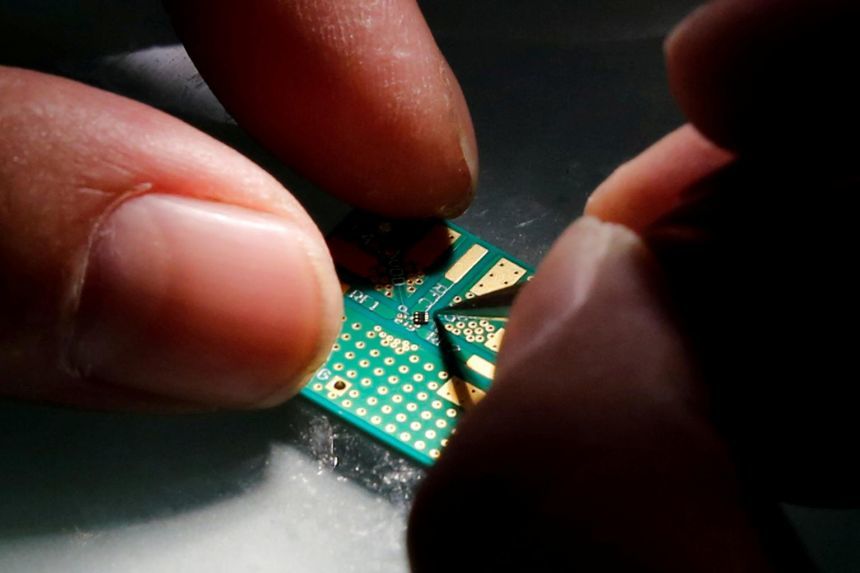 Khủng hoảng chip toàn cầu nhìn từ con chip 1 USD