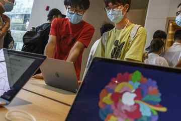 Hoạt động sản xuất MacBook, iPad bị gián đoạn