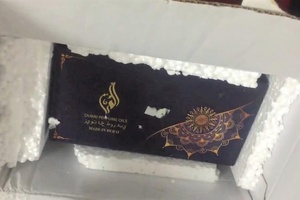 Mua iPhone 12 trên sàn TMĐT, nhận được hộp nước hoa Dubai
