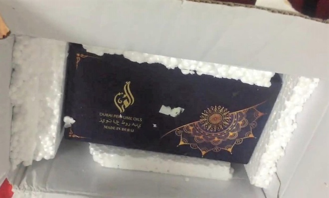 Mua iPhone 12 trên sàn TMĐT, nhận được hộp nước hoa Dubai