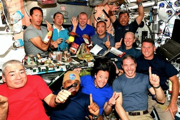 Bữa ăn của phi hành gia trên Trạm Vũ trụ Quốc tế