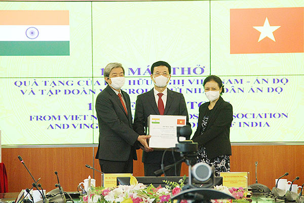 Bộ trưởng Nguyễn Mạnh Hùng trao tặng 100 máy thở cho nhân dân Ấn Độ