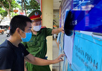 Người dân Đà Nẵng khai báo y tế điện tử trước khi tham gia bầu cử
