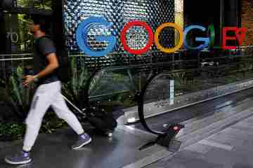Thêm một hãng truyền thông Úc ký thỏa thuận 'béo bở' với Facebook, Google