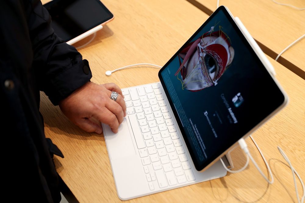 Apple phát triển iPad Pro sạc không dây đầu tiên