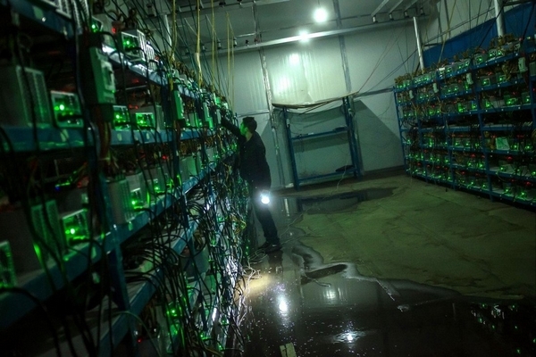Trung Quốc đóng mỏ đào Bitcoin ở Tân Cương và Thanh Hải