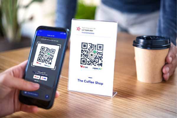 Ngân hàng đồng loạt cho khách hàng chuyển tiền nhanh và thanh toán bằng mã QR