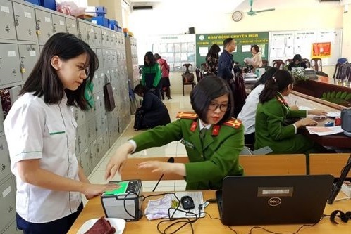 Có bắt buộc sử dụng hộ chiếu gắn chip điện tử không?