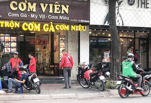 Hà Nội ngập tràn màu áo shipper ngày tái thực hiện quy định bán mang về