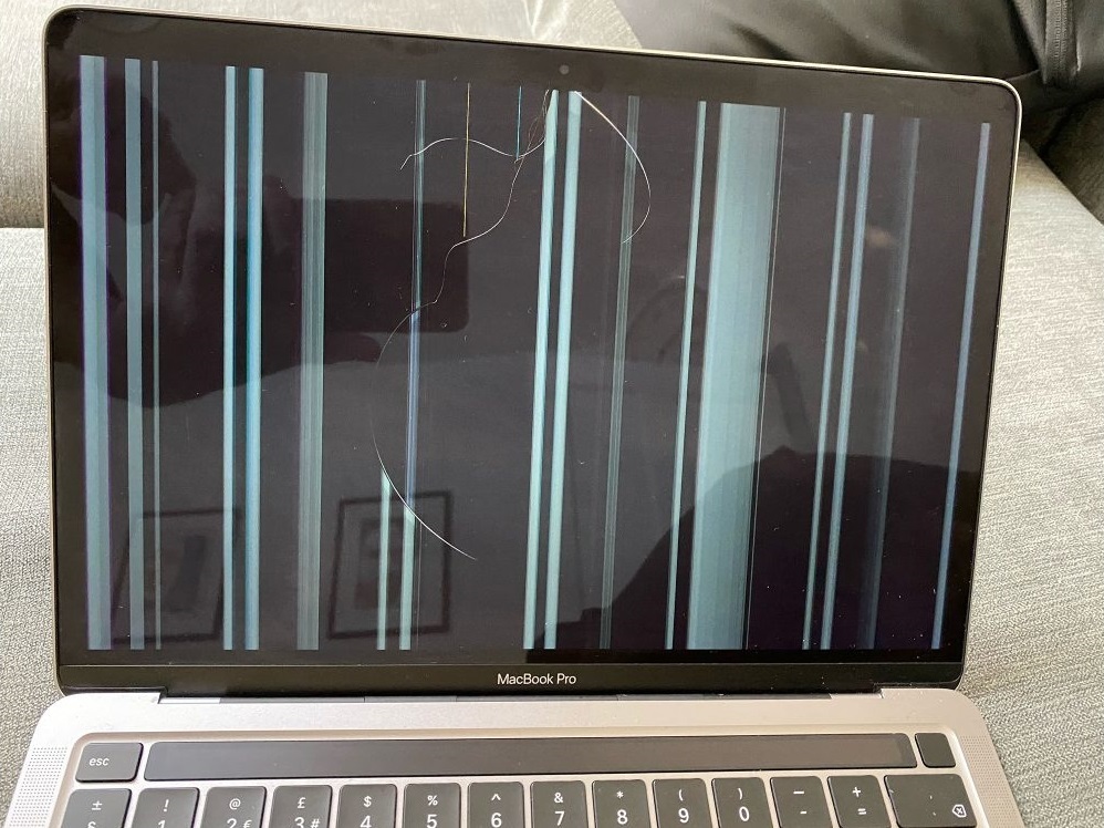 MacBook M1 dính lỗi nứt màn hình