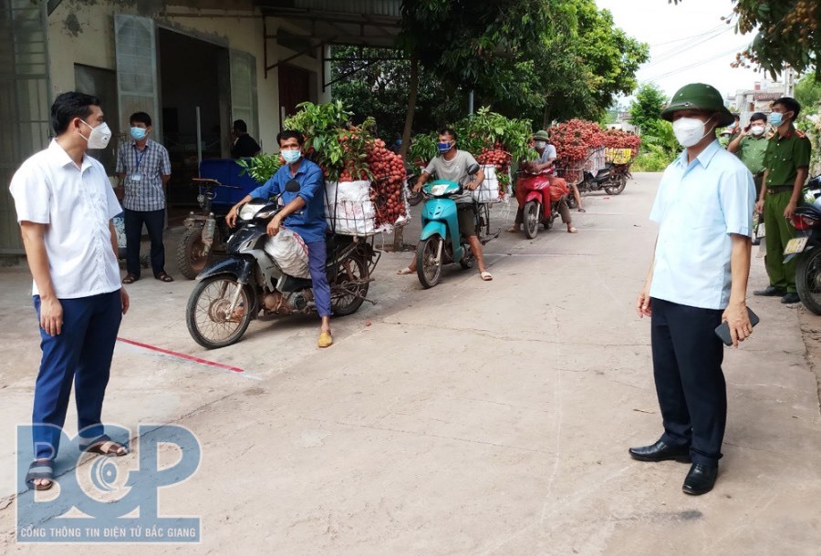 Bắc Giang: Mỗi nhà xưởng, tiệm tạp hoá, xe buýt… là một điểm khai báo y tế