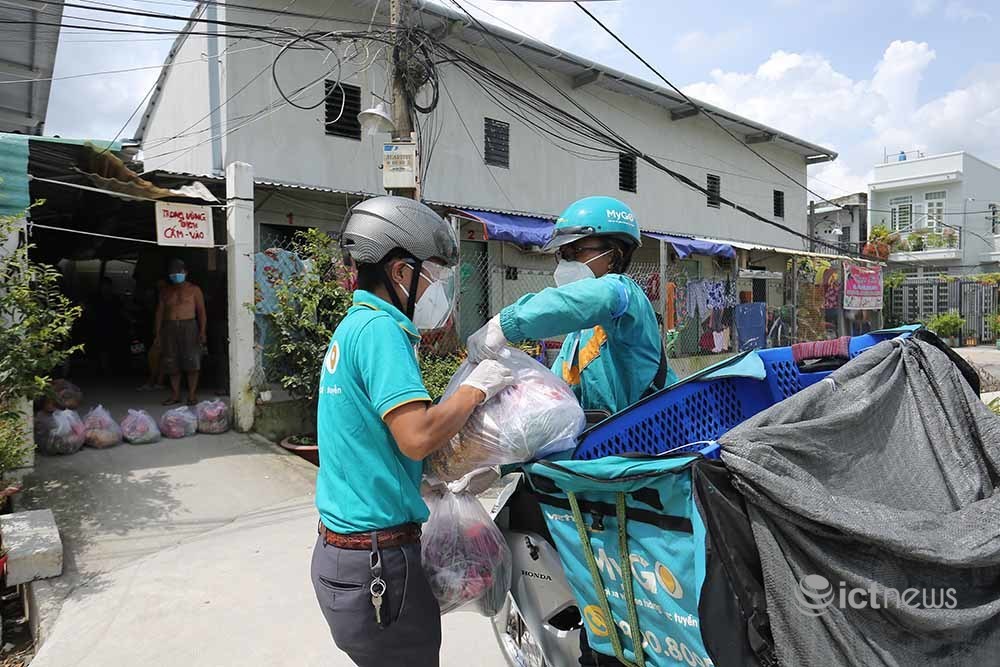 Chuyện nhân viên bưu chính cung ứng thực phẩm trong vùng dịch