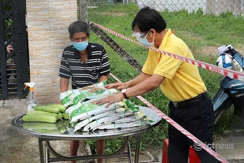 Thêm người dân Bến Tre khó khăn vì dịch Covid-19 được tặng gạo