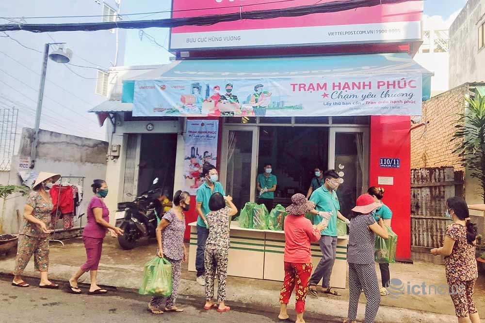 Mỗi ngày có hơn 2.000 hộ dân TP.HCM nhận quà thực phẩm từ “Trạm hạnh phúc”