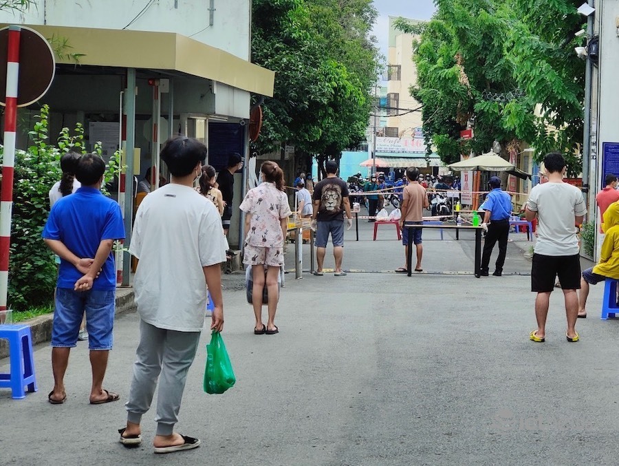 Hỗ trợ thực phẩm cho người khó khăn ở TP.HCM bằng cách nào?