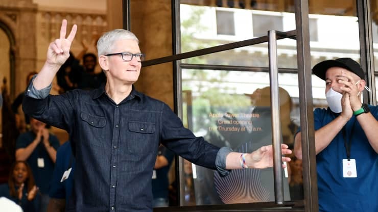 Apple thay đổi thế nào sau 10 năm dưới tay CEO Tim Cook?