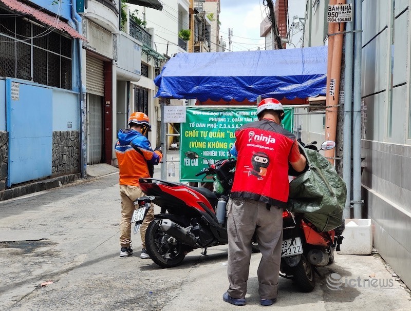 Hôm nay, TP.HCM cho thêm shipper hoạt động