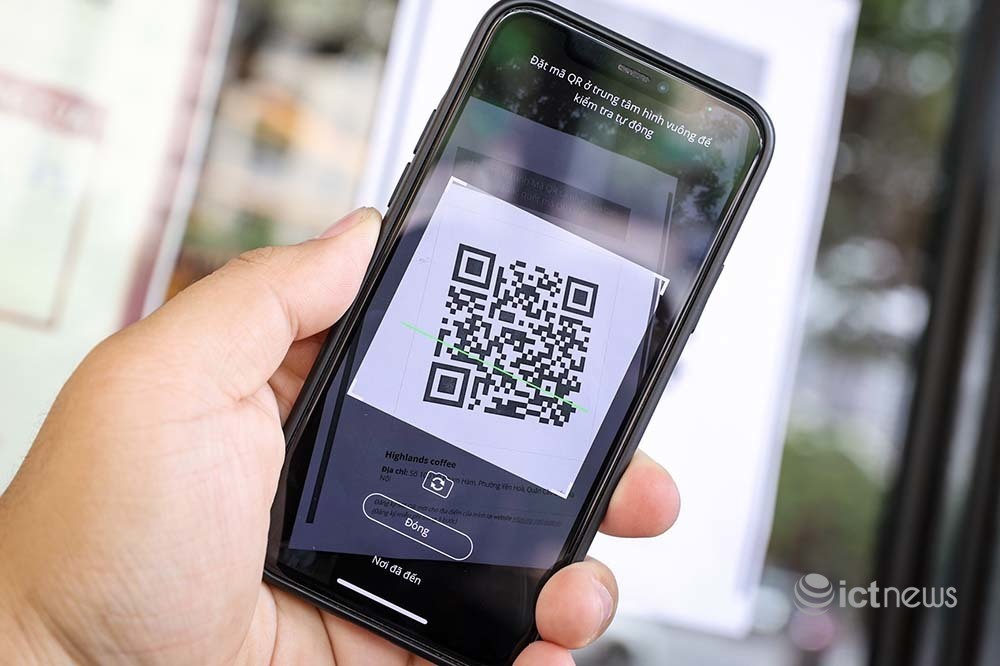 Quét mã QR kiểm soát người vào sân Mỹ Đình